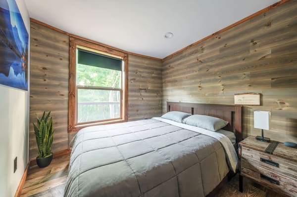 Bedroom 2 - Queen Bed