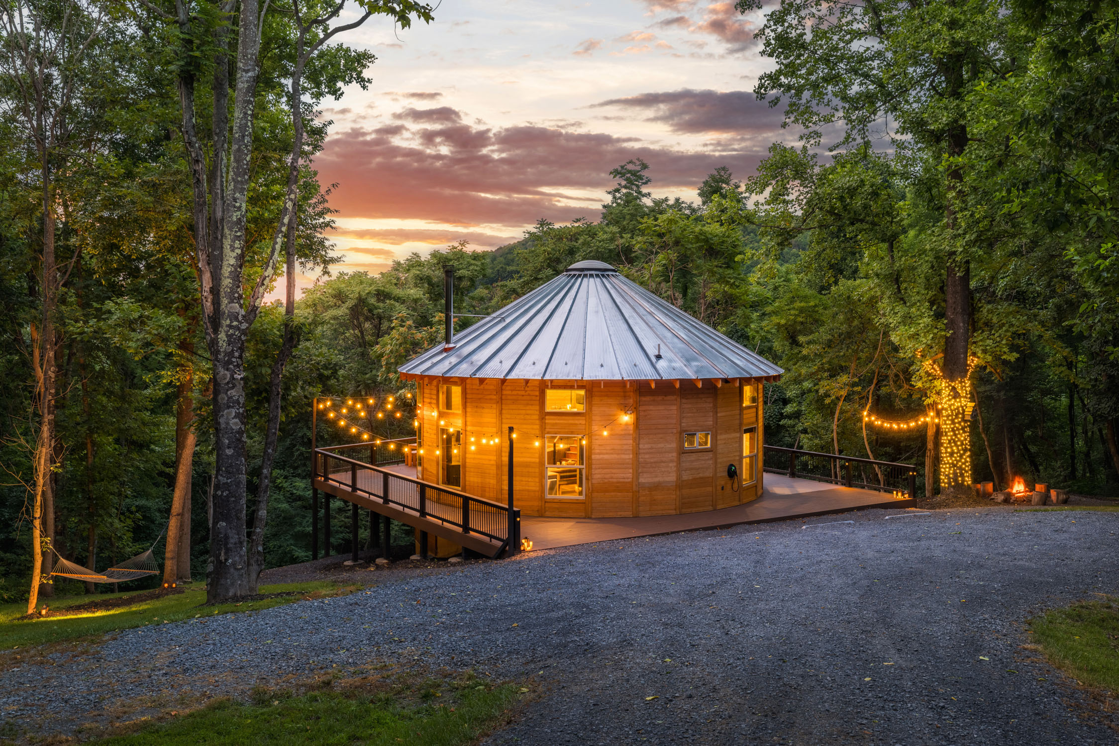 <span  class="uc_style_uc_tiles_grid_image_elementor_uc_items_attribute_title" style="color:#ffffff;">3. String lights above the deck and near the firepit. Watch the sunset from the deck!</span>