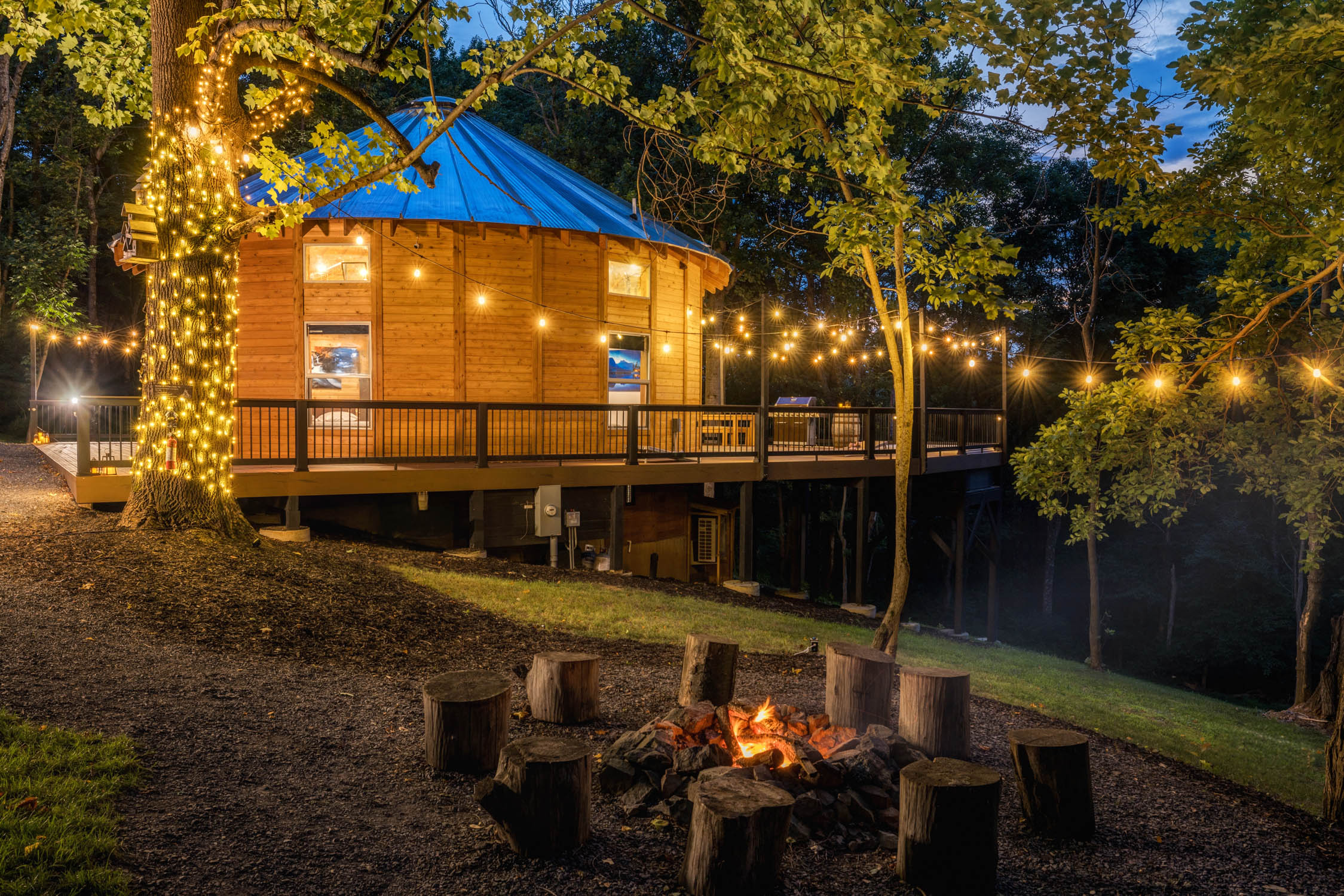 <span  class="uc_style_uc_tiles_grid_image_elementor_uc_items_attribute_title" style="color:#ffffff;">7. Experience the authentic charm of a cozy outdoor fire, surrounded by nature's beauty. Plenty of firewood is provided. We've got you covered</span>