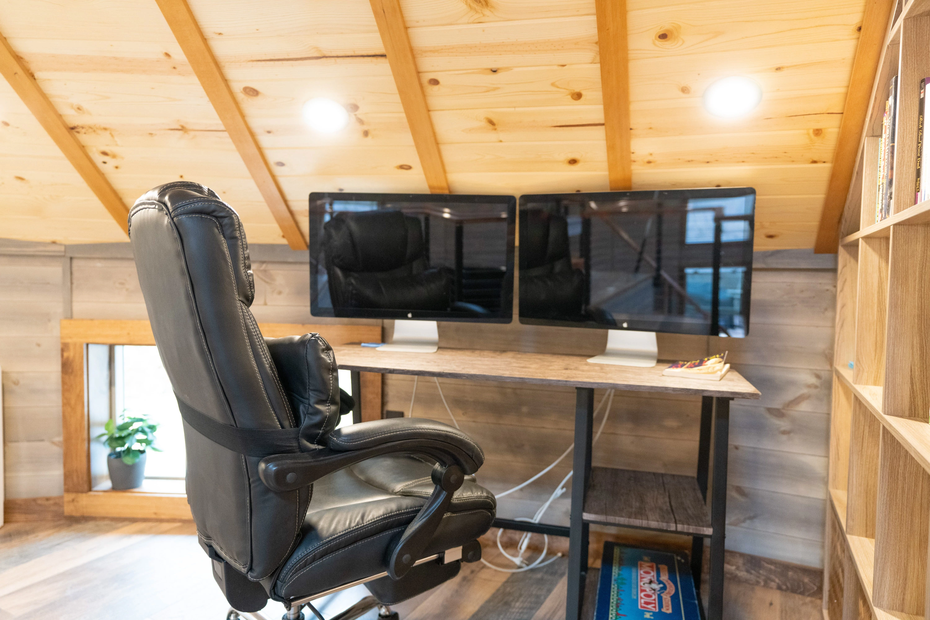 <span  class="uc_style_uc_tiles_grid_image_elementor_uc_items_attribute_title" style="color:#ffffff;">Dedicated workspace with two Apple monitors and a comfortable reclining chair</span>